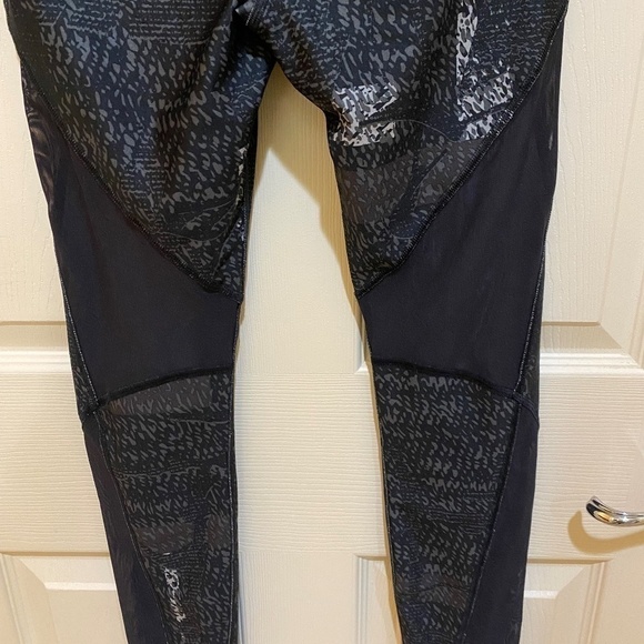 UA Compression‎ Leggings-Heat Gear- Black/Gray print- Size M- Mesh Cutouts - Picture 8 of 13